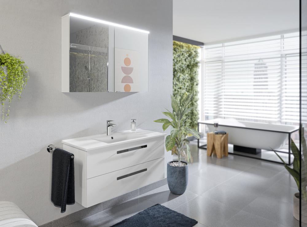 Szenebild im Bad - WT und Spiegelschrank an der Wand befestigt